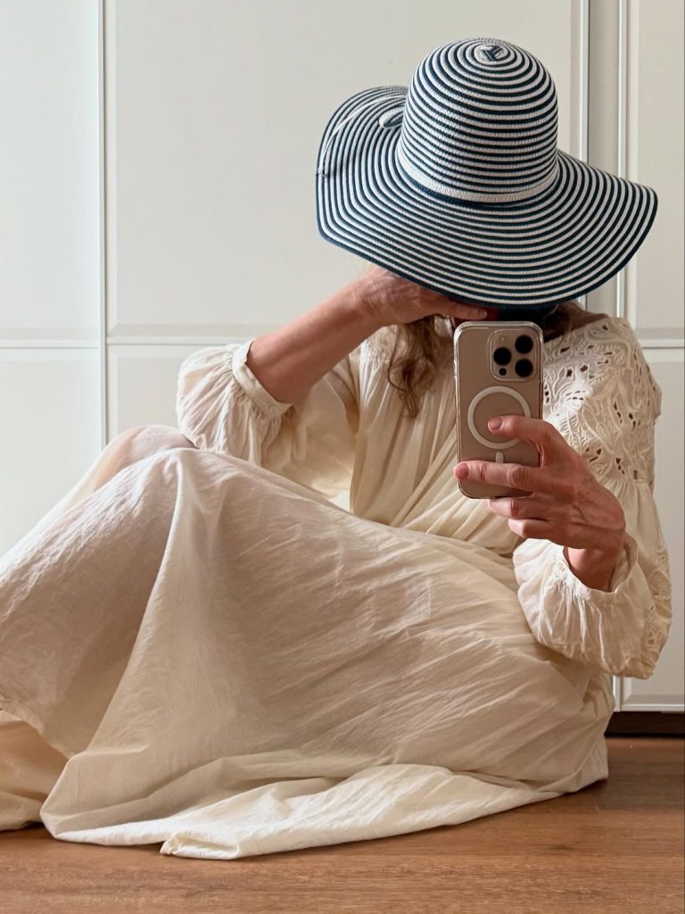 Astrid-holleeder-selfie-met-hoed