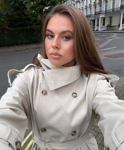 Nina-houston-selfie