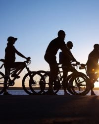 Mensen Fietsen Tijdens Zonsondergang