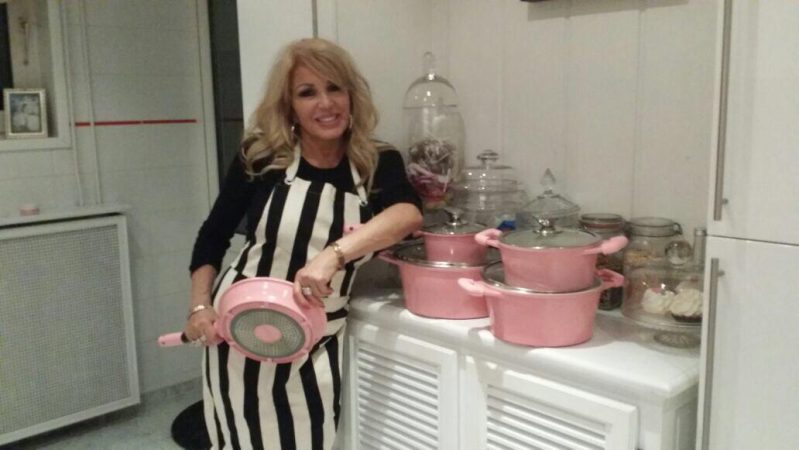 Patricia Paay Met Roze Pannenset