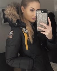 Vrouw Met Parajumpers Jas Aan