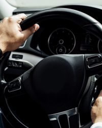 Man Met 2 Handen Aan Het Stuur