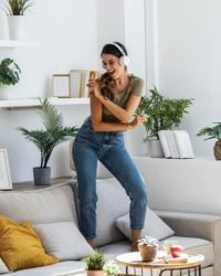 Mevrouw Danst In Woonkamer