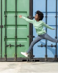 Vrouw Die Lacht En Springt